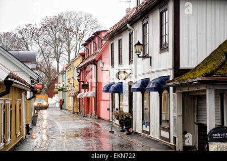 Die Hauptstraße von Sigtuna, eine kleine, hübsche Stadt in der Nähe von Stockholm, Schweden. Malerische Holzhäuser; Schwedische Geschäfte; typisch nordische Häuser; Skandinavische Stockfoto