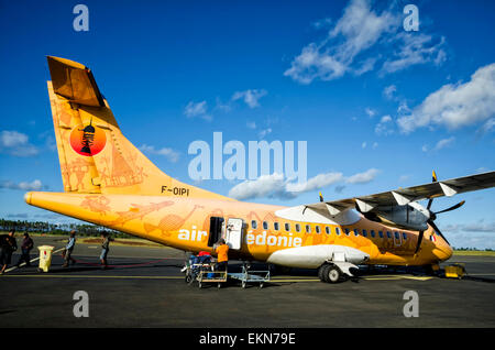 Kleinen ATR42 Turboprop-Verkehrsflugzeug in eine Sonderlackierung, Neu-Kaledonien Naturvolk zu feiern. Air Caledonie; kleines Flugzeug am Flughafen; auf Boden Stockfoto