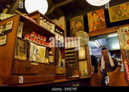 Das Innere von einem japanischen Restaurant oder Café in einem alten, traditionellen Stil aus der Vorkriegszeit Teil der Showa-Ära.  Altmodische; Tokyo, Japan; Asien Stockfoto