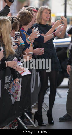 Taylor Swift wird von Fans außerhalb der BBC Radio 1 Studios begrüßt mit: Taylor Swift wo: London, Vereinigtes Königreich bei: 9. Oktober 2014 Stockfoto