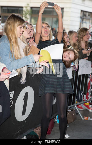 Taylor Swift wird von Fans außerhalb der BBC Radio 1 Studios begrüßt mit: Taylor Swift wo: London, Vereinigtes Königreich bei: 9. Oktober 2014 Stockfoto