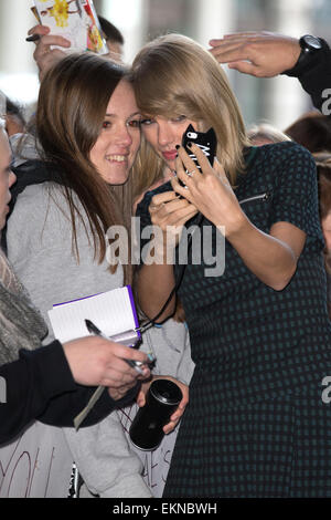 Taylor Swift wird von Fans außerhalb der BBC Radio 1 Studios begrüßt mit: Taylor Swift wo: London, Vereinigtes Königreich bei: 9. Oktober 2014 Stockfoto