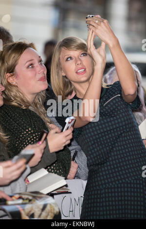 Taylor Swift wird von Fans außerhalb der BBC Radio 1 Studios begrüßt mit: Taylor Swift wo: London, Vereinigtes Königreich bei: 9. Oktober 2014 Stockfoto