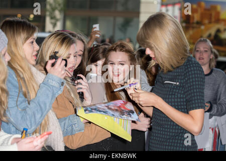 Taylor Swift wird von Fans außerhalb der BBC Radio 1 Studios begrüßt mit: Taylor Swift wo: London, Vereinigtes Königreich bei: 9. Oktober 2014 Stockfoto