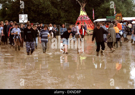 Massen im Marktbereich überschwemmten das Glastonbury Festival 1998. Somerset, England, Vereinigtes Königreich. Stockfoto