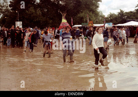 Massen im Marktbereich überschwemmten das Glastonbury Festival 1998. Somerset, England, Vereinigtes Königreich. Stockfoto