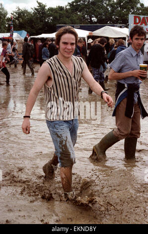 Massen im Marktbereich überschwemmten das Glastonbury Festival 1998. Somerset, England, Vereinigtes Königreich. Stockfoto