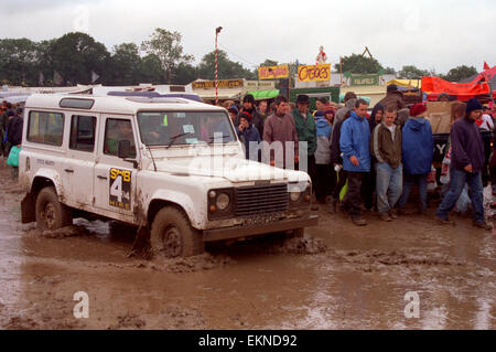 Massen im Marktbereich überschwemmten das Glastonbury Festival 1998. Somerset, England, Vereinigtes Königreich. Stockfoto