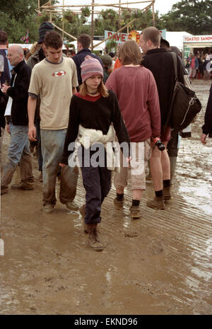 Massen im Marktbereich überschwemmten das Glastonbury Festival 1998. Somerset, England, Vereinigtes Königreich. Stockfoto