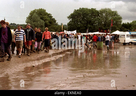 Massen im Marktbereich überschwemmten das Glastonbury Festival 1998. Somerset, England, Vereinigtes Königreich. Stockfoto