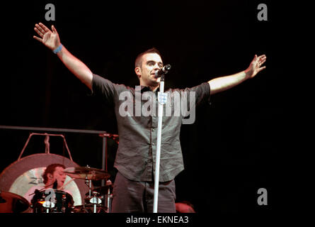 Robbie Williams auf dem Glastonbury Festival 1998, Somerset, England, Vereinigtes Königreich. Stockfoto