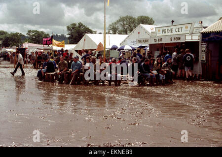 Massen im Marktbereich überschwemmten das Glastonbury Festival 1998. Somerset, England, Vereinigtes Königreich. Stockfoto