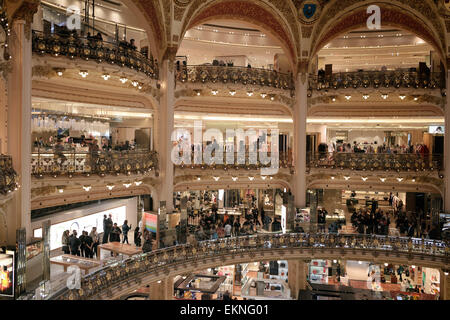 10. April 2015 – Paris, Frankreich-Gesamtansicht des Apple Watch Store in Galleries Lafayette. Apple den Apple Watch für Anprobe Shop und online-Vorbestellungen in USA, Frankreich und 7 andere Länder am 10. April 2015 ins Leben gerufen. Stockfoto