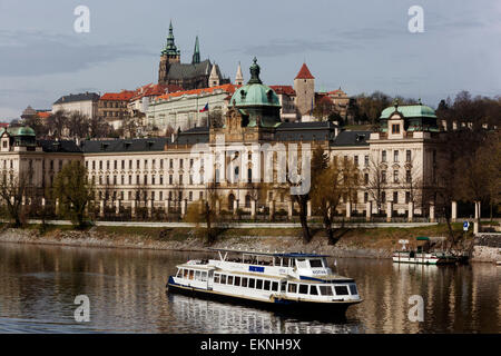 Prager Burg Flussboot die Straka Akademie - der Sitz der tschechischen Regierung, Prag Moldau Flussfahrt Stockfoto