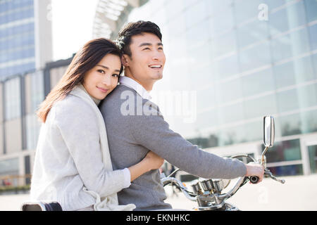 Junges Paar Motorrad zusammen Stockfoto