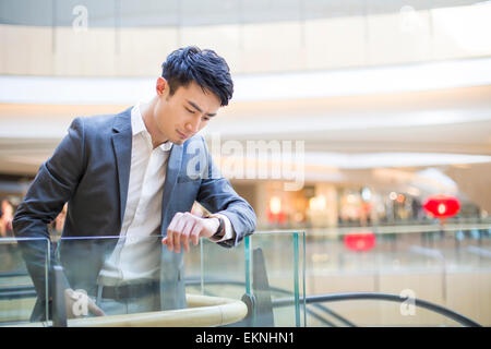 Junge Mann stand im Einkaufszentrum Stockfoto