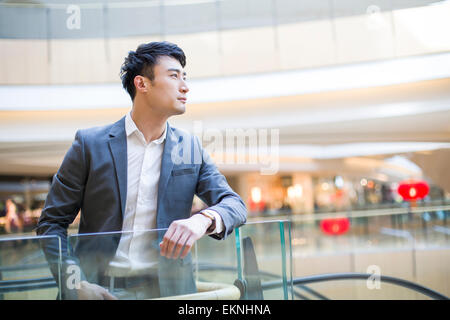 Junge Mann stand im Einkaufszentrum Stockfoto