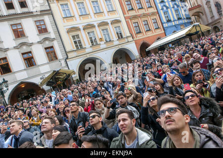Altstädter Platz Masse Massen Prag Tourismus Massen von Menschen, Prag Touristen Blick auf die Astronomische Uhr Tschechische Republik Denkmal Stockfoto