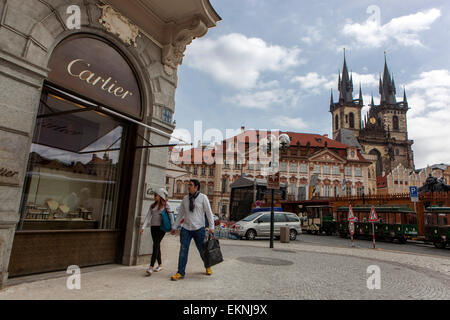 Touristen in einem Parizska Straße, Tyn Kirche Altstädter Ring, Prag, Tschechische Republik Stockfoto