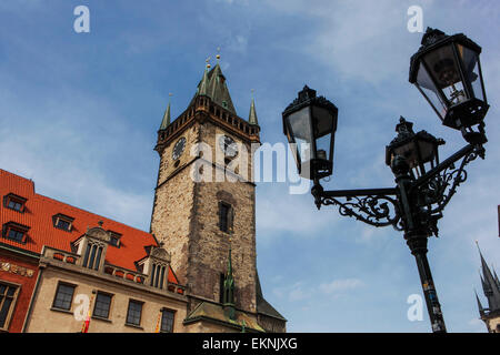 Altstädter Rathausturm und Straßenlaterne, Prag Stockfoto