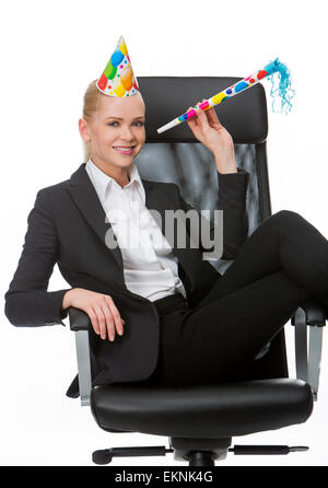 blonde Unternehmerin Lächeln und Spaß während einer Party im Büro Stockfoto