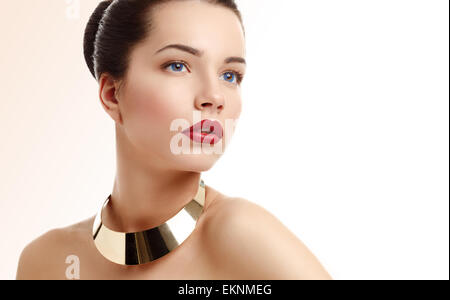 Beauty Mädchen mit roten Lippen. Porträt von schöne junge Frau mit Dekoration am Hals. Frische saubere Haut. Stockfoto