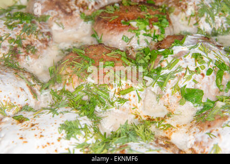 Streuen Sie mit frittierten Fleischbällchen in Sahnesauce Stockfoto