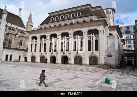 Ein kleiner Junge im Hof des Guildhall Art Gallery, London, England Stockfoto