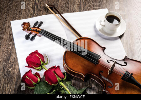 Violine, Rose, Kaffee und Musik Bücher Stockfoto