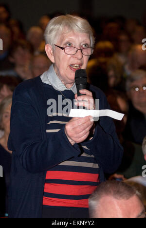 Ältere Frau eine Frage nach einem Panel der Politiker bei einer Veranstaltung von Versammlungen vor britische allgemeine Wahl am 7. Mai 2015... Stockfoto