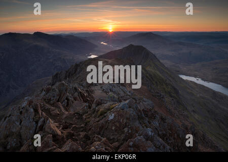 Dawn aus Garnedd Ugain, Snowdon-Massivs, Snowdonia-Nationalpark, Wales, UK Stockfoto