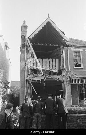 V2-Rakete Vorfall bei Tewkesbury Terrasse, Bounds Green Road, Southgate. Teile der Rakete nach der Explosion. 16. September 1944. Stockfoto