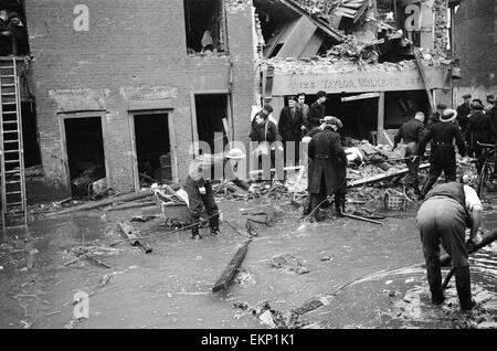 V2-Rakete Vorfall in Waltham Abbey. Gebrochenen Wasser- und Gasleitungen 7. März 1945. Stockfoto