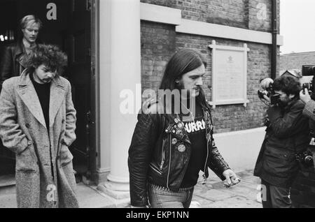 Totenmesse für Irish Rock star Phil Lynott, lead-Sänger von Thin Lizzy, statt an einer Kirche in Richmond, Surrey. Trauergäste verlassen die Kirche nach dem Gottesdienst. 9. Januar 1986. Stockfoto