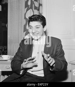 Kanadischer Sänger-Songwriter Paul Anka abgebildet in seiner Suite im Savoy Hotel in London bei seinem Besuch in Großbritannien. 20. Januar 1959. Stockfoto