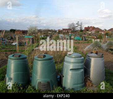 Kompost-Behälter in einem South London Zuteilung im zeitigen Frühjahr uk Stockfoto