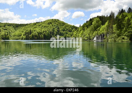 Sanfte Hügel und atemberaubende Wasserfälle punktieren die Landschaft in Kroatien Nationalpark Plitvicer Seen. Stockfoto