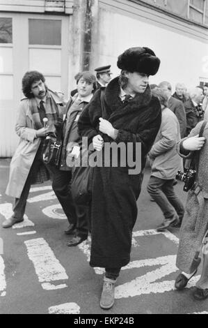 Totenmesse für Irish Rock star Phil Lynott, lead-Sänger von Thin Lizzy, statt an einer Kirche in Richmond, Surrey. Sänger Bob Geldof besucht den Dienst. 9. Januar 1986. Stockfoto