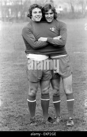 Steve Finnieston (20)-Stürmer und John Sparrow (17) Verteidiger Mitglieder der Chelsea Kader, abgebildet, beide das gleiche Hemd tragen, während des Trainings auf den Chelsea-Boden. Februar 1975 75-0715-001 Stockfoto