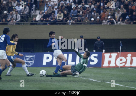 1978-WM Spiel um den dritten Platz in Buenos Aires, Argentinien. Brasilien 2 V Italien 1. Brasilianische Torhüter Leao löscht den Ball aus Italiens Paolo Rossi. 24. Juni 1978. Stockfoto