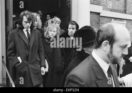 Totenmesse für Irish Rock star Phil Lynott, lead-Sänger von Thin Lizzy, statt an einer Kirche in Richmond, Surrey. Trauergäste verlassen die Kirche nach dem Gottesdienst. 9. Januar 1986. Stockfoto