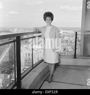 Amerikanische Pop-Sängerin Brenda Lee auf den Balkon ihres Zimmers im Hilton Hotel in London. 20. August 1964. Stockfoto