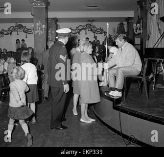 Fans begrüßen die Rückkehr der Pop-Sänger Johnny Leyton bei einem Fan-Club-Konzert im Empire Rooms in London. 1. Oktober 1962. Stockfoto