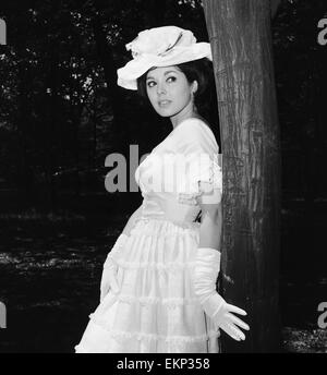 Schauspielerin und Sängerin Susan Maughan, im Alter von 20 Jahren fotografiert in einem Park in der Nähe von ihrem Haus in Hornsey, London tragen einen Ascot Hut und Kleid im Stil. 11. Juni 1963. Stockfoto