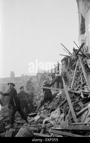 V2-Rakete Vorfall bei Farrant Avenue, Herrschaft Lane, Wood Green. Hunde, die Suche nach Überlebenden zu helfen. 3. März 1945. Stockfoto