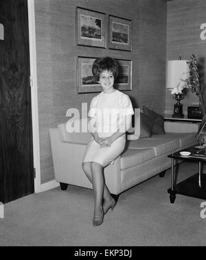 Amerikanische Pop-Sängerin Brenda Lee in ihrem Zimmer im Hilton Hotel in London. 20. August 1964. Stockfoto