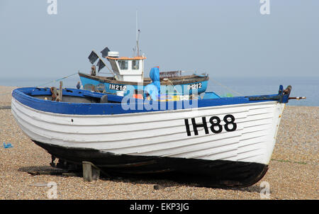 Angelboote/Fischerboote am Strand von Aldeburgh, Suffolk Stockfoto