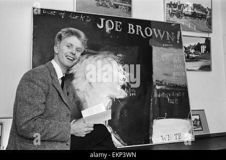 Sänger Joe Brown sammelt ein Bild von sich aus Portal Gallery, Grafton Street, W1. 5. Juli 1962. Stockfoto