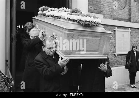 Totenmesse für Irish Rock star Phil Lynott, lead-Sänger von Thin Lizzy, statt an einer Kirche in Richmond, Surrey. Der Sarg wird nach dem Gottesdienst aus der Kirche getragen. 9. Januar 1986. Stockfoto