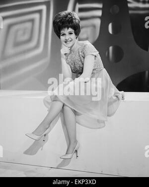 Amerikanische Pop-Sängerin Brenda Lee wird am Set von der BBC Top Pops-Fernsehprogramms. 19. August 1964. Stockfoto